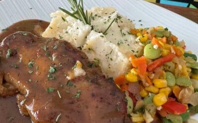 W E E K E N D S P E C I A L S SOUP OF THE DAY Chili Crock FRIED CHEDDAR CURDS All-natural Wisconsin cheddar curds deep-fried and served with house marinara STEAKHOUSE BURGER Seasoned 1/2 lb burger patty, blue cheese, applewood smoked bacon, greens, pickled red onion, and béarnaise on a grilled bun. Served with steak fries CHICKEN PENNE ALLA VODKA Penne pasta with sous vide chicken in our house-made Tito’s vodka cream sauce. Served with a butter herb baguette CENTER CUT SOUS VIDE PORK CHOP Center cut sous vide pork chop with maple bourbon peach sauce, homestyle mashed potatoes, and succotash